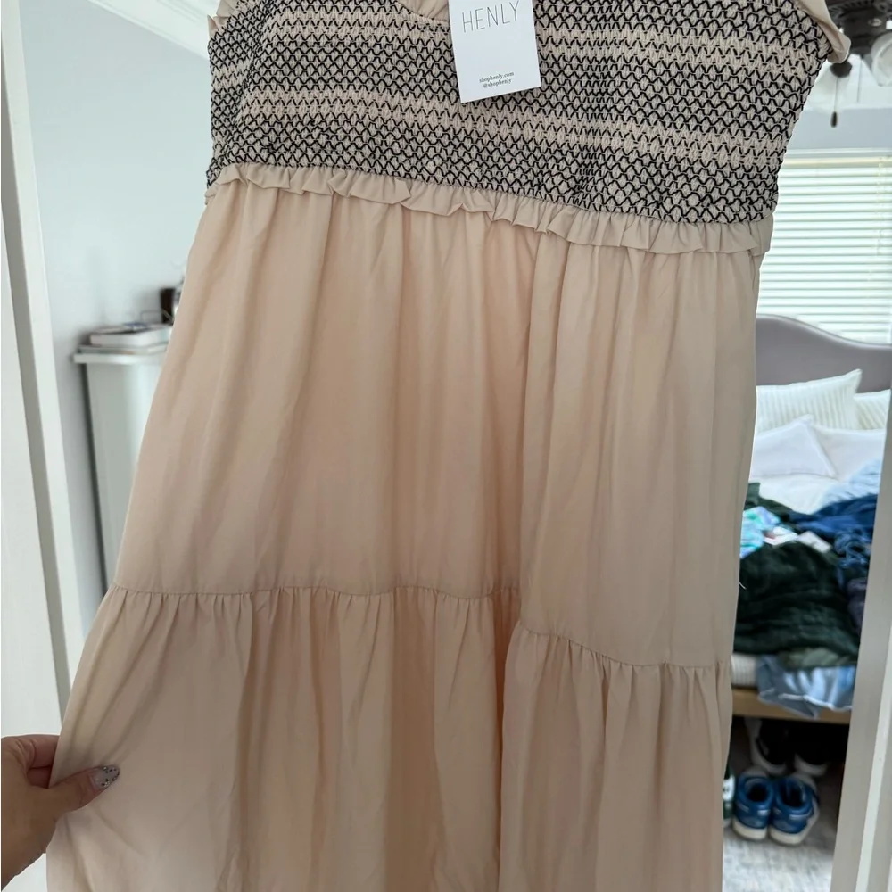 Elegant Cream and Black Women's Dress - Picture 3 of 3